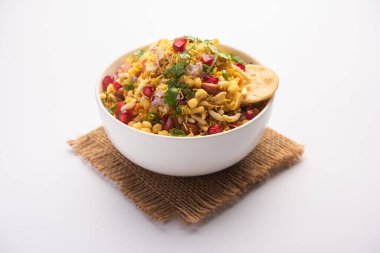 Bhelpuri ya da Bhel, Hindistan kökenli lezzetli bir yol kenarı atıştırmalığı türüdür.