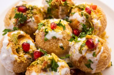 Dahi Puri chat, Hindistan 'ın Maharashtra eyaletinde özellikle popüler olan Hint yol kenarı atıştırmalığı ürünüdür.