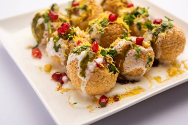 Dahi Puri chat, Hindistan 'ın Maharashtra eyaletinde özellikle popüler olan Hint yol kenarı atıştırmalığı ürünüdür.