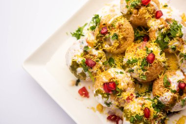 Dahi Puri chat, Hindistan 'ın Maharashtra eyaletinde özellikle popüler olan Hint yol kenarı atıştırmalığı ürünüdür.