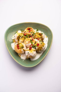Dahi Puri chat, Hindistan 'ın Maharashtra eyaletinde özellikle popüler olan Hint yol kenarı atıştırmalığı ürünüdür.