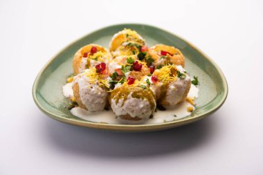 Dahi Puri chat, Hindistan 'ın Maharashtra eyaletinde özellikle popüler olan Hint yol kenarı atıştırmalığı ürünüdür.