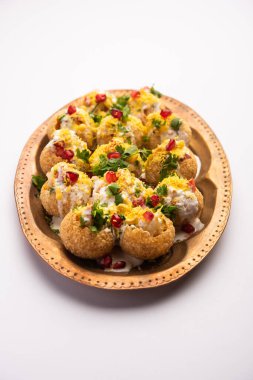 Dahi Puri chat, Hindistan 'ın Maharashtra eyaletinde özellikle popüler olan Hint yol kenarı atıştırmalığı ürünüdür.
