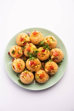 Aloo Sev Puri popüler bir Hint yol kenarı sohbetidir.