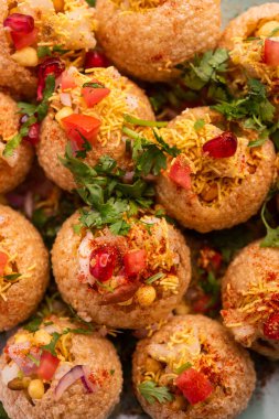 Aloo Sev Puri popüler bir Hint yol kenarı sohbetidir.