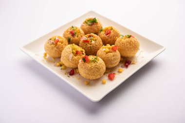 Aloo Sev Puri popüler bir Hint yol kenarı sohbetidir.