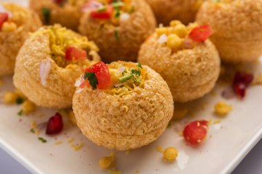 Aloo Sev Puri popüler bir Hint yol kenarı sohbetidir.