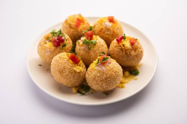 Aloo Sev Puri popüler bir Hint yol kenarı sohbetidir.