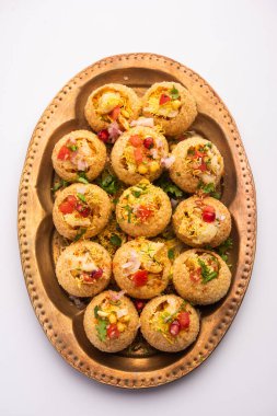 Aloo Sev Puri popüler bir Hint yol kenarı sohbetidir.