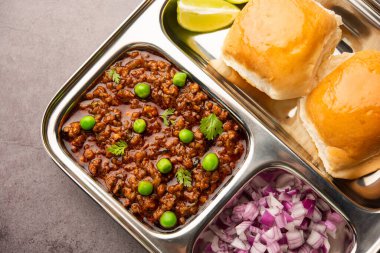 Kheema Pav ya da Hint Baharatlı Kıyma ya da Kuzu eti, yeşil bezelyelerle süslenmiş ekmek ya da kulcha ile servis edilir. Dengesiz bir arka plan. Seçici odak