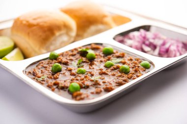 Kheema Pav ya da Hint Baharatlı Kıyma ya da Kuzu eti, yeşil bezelyelerle süslenmiş ekmek ya da kulcha ile servis edilir. Dengesiz bir arka plan. Seçici odak