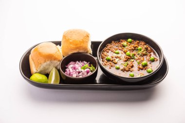 Kheema Pav ya da Hint Baharatlı Kıyma ya da Kuzu eti, yeşil bezelyelerle süslenmiş ekmek ya da kulcha ile servis edilir. Dengesiz bir arka plan. Seçici odak