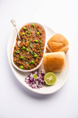 Kheema Pav ya da Hint Baharatlı Kıyma ya da Kuzu eti, yeşil bezelyelerle süslenmiş ekmek ya da kulcha ile servis edilir. Dengesiz bir arka plan. Seçici odak