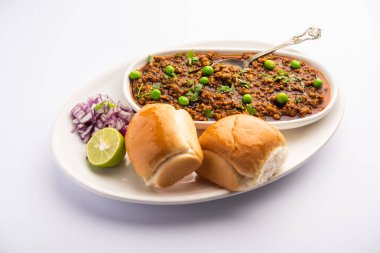 Kheema Pav ya da Hint Baharatlı Kıyma ya da Kuzu eti, yeşil bezelyelerle süslenmiş ekmek ya da kulcha ile servis edilir. Dengesiz bir arka plan. Seçici odak