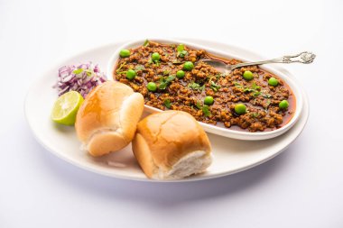 Kheema Pav ya da Hint Baharatlı Kıyma ya da Kuzu eti, yeşil bezelyelerle süslenmiş ekmek ya da kulcha ile servis edilir. Dengesiz bir arka plan. Seçici odak