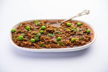 Kheema Pav ya da Hint Baharatlı Kıyma ya da Kuzu eti, yeşil bezelyelerle süslenmiş ekmek ya da kulcha ile servis edilir. Dengesiz bir arka plan. Seçici odak