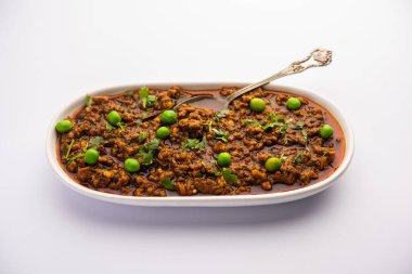 Kheema Pav ya da Hint Baharatlı Kıyma ya da Kuzu eti, yeşil bezelyelerle süslenmiş ekmek ya da kulcha ile servis edilir. Dengesiz bir arka plan. Seçici odak