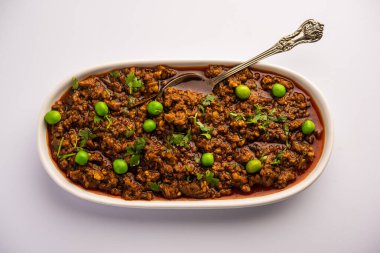 Kheema Pav ya da Hint Baharatlı Kıyma ya da Kuzu eti, yeşil bezelyelerle süslenmiş ekmek ya da kulcha ile servis edilir. Dengesiz bir arka plan. Seçici odak