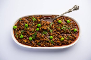 Kheema Pav ya da Hint Baharatlı Kıyma ya da Kuzu eti, yeşil bezelyelerle süslenmiş ekmek ya da kulcha ile servis edilir. Dengesiz bir arka plan. Seçici odak