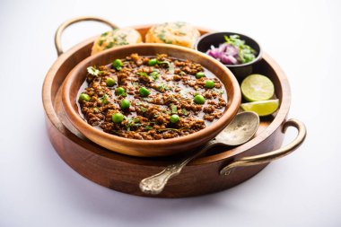 Kheema Pav ya da Hint Baharatlı Kıyma ya da Kuzu eti, yeşil bezelyelerle süslenmiş ekmek ya da kulcha ile servis edilir. Dengesiz bir arka plan. Seçici odak