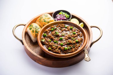 Kheema Pav ya da Hint Baharatlı Kıyma ya da Kuzu eti, yeşil bezelyelerle süslenmiş ekmek ya da kulcha ile servis edilir. Dengesiz bir arka plan. Seçici odak