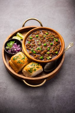 Kheema Pav ya da Hint Baharatlı Kıyma ya da Kuzu eti, yeşil bezelyelerle süslenmiş ekmek ya da kulcha ile servis edilir. Dengesiz bir arka plan. Seçici odak