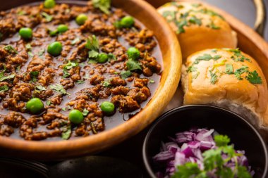 Kheema Pav ya da Hint Baharatlı Kıyma ya da Kuzu eti, yeşil bezelyelerle süslenmiş ekmek ya da kulcha ile servis edilir. Dengesiz bir arka plan. Seçici odak