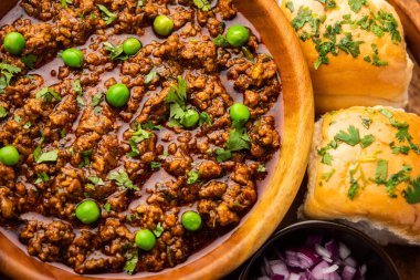 Kheema Pav ya da Hint Baharatlı Kıyma ya da Kuzu eti, yeşil bezelyelerle süslenmiş ekmek ya da kulcha ile servis edilir. Dengesiz bir arka plan. Seçici odak