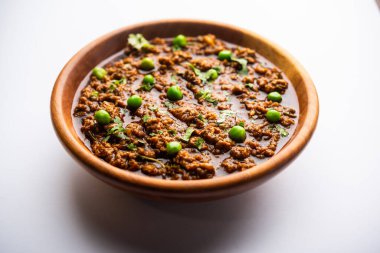 Kheema Pav ya da Hint Baharatlı Kıyma ya da Kuzu eti, yeşil bezelyelerle süslenmiş ekmek ya da kulcha ile servis edilir. Dengesiz bir arka plan. Seçici odak