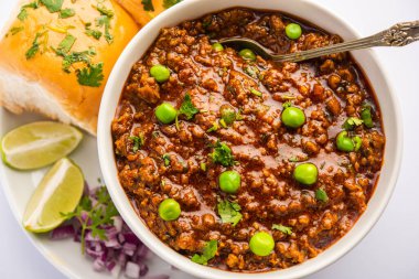 Kheema Pav ya da Hint Baharatlı Kıyma ya da Kuzu eti, yeşil bezelyelerle süslenmiş ekmek ya da kulcha ile servis edilir. Dengesiz bir arka plan. Seçici odak