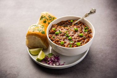 Kheema Pav ya da Hint Baharatlı Kıyma ya da Kuzu eti, yeşil bezelyelerle süslenmiş ekmek ya da kulcha ile servis edilir. Dengesiz bir arka plan. Seçici odak