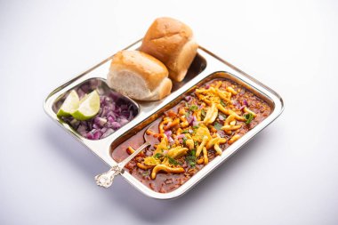 Misal pav popüler bir Maharashtrian sokak yemeği, körili lahana, üzerinde soğan, domates, farsan ve turşu var.