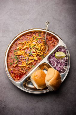 Misal pav popüler bir Maharashtrian sokak yemeği, körili lahana, üzerinde soğan, domates, farsan ve turşu var.