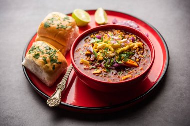 Misal pav popüler bir Maharashtrian sokak yemeği, körili lahana, üzerinde soğan, domates, farsan ve turşu var.