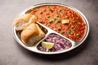 Pav bhaji Hindistan 'dan gelen bir fast food yemeği. Yumuşak ekmekle servis edilen körili bir sebzeden oluşuyor.