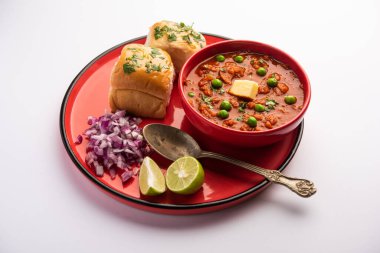 Pav bhaji Hindistan 'dan gelen bir fast food yemeği. Yumuşak ekmekle servis edilen körili bir sebzeden oluşuyor.