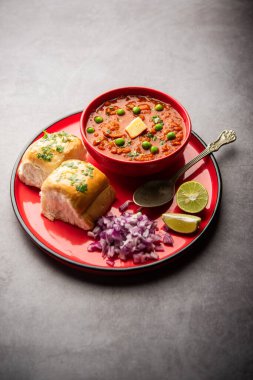 Pav bhaji Hindistan 'dan gelen bir fast food yemeği. Yumuşak ekmekle servis edilen körili bir sebzeden oluşuyor.