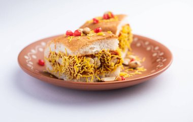 Dabeli, kutchi dabeli ya da çift roti, Hindistan 'ın Kutch ya da Kachchh bölgesinde yetişen popüler bir aperatiftir.