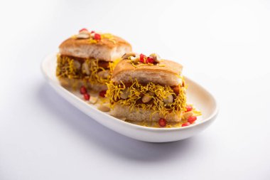 Dabeli, kutchi dabeli ya da çift roti, Hindistan 'ın Kutch ya da Kachchh bölgesinde yetişen popüler bir aperatiftir.