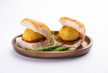 Vada Pav OR Wada Pao, Hint ya da Desi Burger, Maharashtra 'lı bir fast food tabağıdır. Seçici odak