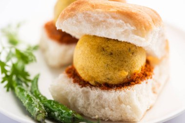 Vada Pav OR Wada Pao, Hint ya da Desi Burger, Maharashtra 'lı bir fast food tabağıdır. Seçici odak