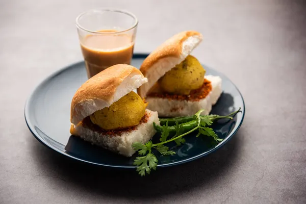 Vada Pav OR Wada Pao, Hint ya da Desi Burger, Maharashtra 'lı bir fast food tabağıdır. Seçici odak