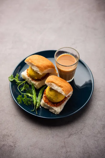 Vada Pav OR Wada Pao, Hint ya da Desi Burger, Maharashtra 'lı bir fast food tabağıdır. Seçici odak
