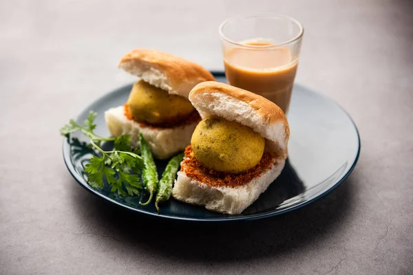 Vada Pav OR Wada Pao, Hint ya da Desi Burger, Maharashtra 'lı bir fast food tabağıdır. Seçici odak