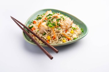 Kızarmış tavuk, Hindistan 'da popüler bir Çin yemeği ya da Çin yemeği tabağında servis edilen çubuklu bir yemektir.