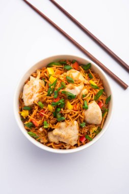 Kızarmış tavuk, Hindistan 'da popüler bir Çin yemeği ya da Çin yemeği tabağında servis edilen çubuklu bir yemektir.