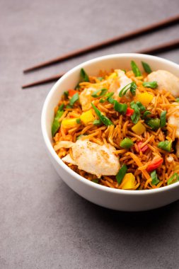 Kızarmış tavuk, Hindistan 'da popüler bir Çin yemeği ya da Çin yemeği tabağında servis edilen çubuklu bir yemektir.