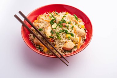 Kızarmış tavuk, Hindistan 'da popüler bir Çin yemeği ya da Çin yemeği tabağında servis edilen çubuklu bir yemektir.