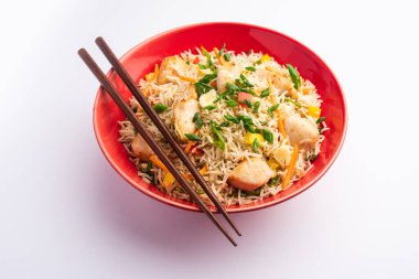 Kızarmış tavuk, Hindistan 'da popüler bir Çin yemeği ya da Çin yemeği tabağında servis edilen çubuklu bir yemektir.