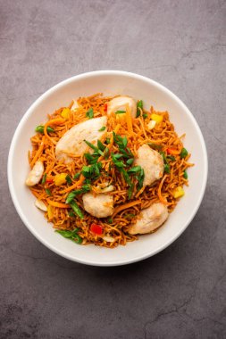 Kızarmış tavuk, Hindistan 'da popüler bir Çin yemeği ya da Çin yemeği tabağında servis edilen çubuklu bir yemektir.